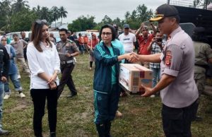 Polres Kotamobagu peduli, serahkan bantuan kepada korban bencana banjir dan tanah longsor di Bolmong