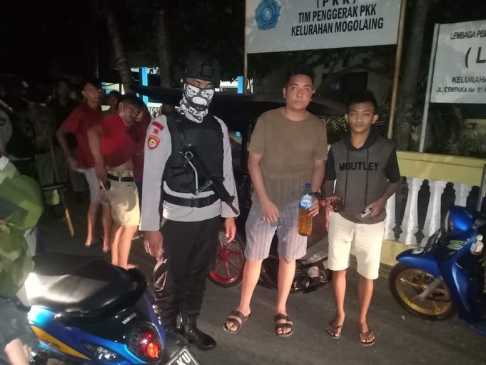 Ditengah larangan pemerintah tidak beraktifitas malam hari Sekelompok Pemuda diamankan Anoa karena Miras & berkelahi.