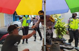 Polres Kotamobagu kembali bagi-bagi masker, Wakapolres: Mohon masyarakat selalu menjaga jarak.