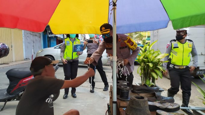 Polres Kotamobagu kembali bagi-bagi masker, Wakapolres: Mohon masyarakat selalu menjaga jarak.