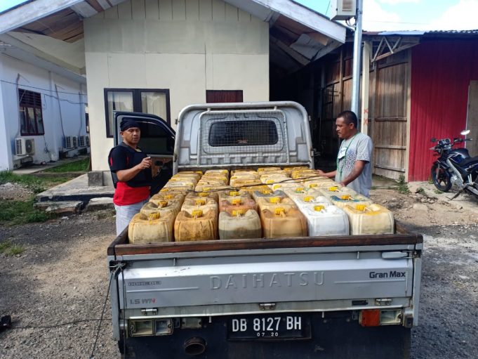 Temukan 960 liter solar untuk PETI, Teamsus Anoa boyong Tersangka & Babuk ke Mapolres.