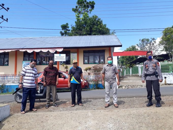 Kapolsek Passi, Sangadi, serta Perangkat desa Bulud mengecek & memberi arahan masyarakat di Posko Covid-19.