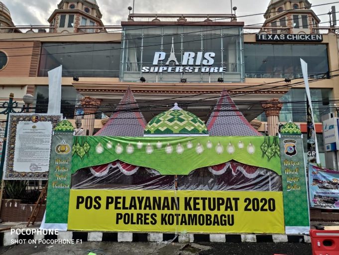 Unik & kreatif, Pos Pelayanan Ketupat 2020 Polres Kotamobagu usung tema Masjid ikonik Kotamobagu.