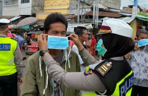 Tegas dalam mencegah traffic accident, namun berempati tinggi Sat Lantas bagi-bagi masker.