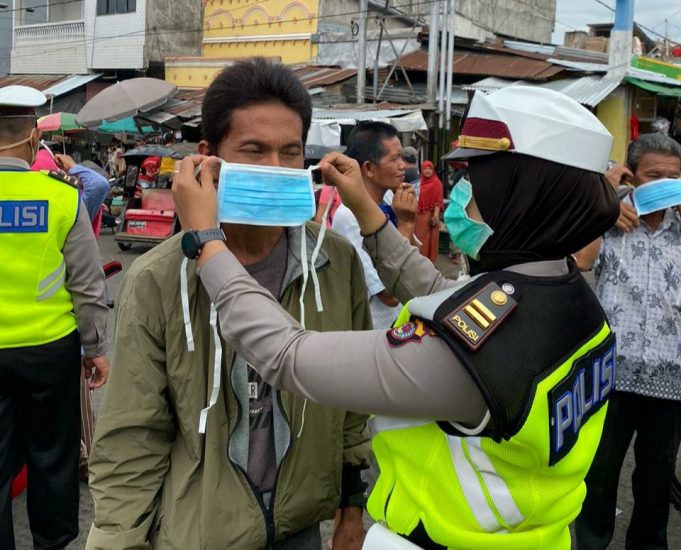 Tegas dalam mencegah traffic accident, namun berempati tinggi Sat Lantas bagi-bagi masker.