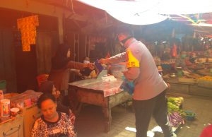 Ditemukan tak pakai, Wakapolres berikan Masker para pedagang Pasar Serasi Kotamobagu