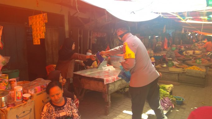 Ditemukan tak pakai, Wakapolres berikan Masker para pedagang Pasar Serasi Kotamobagu
