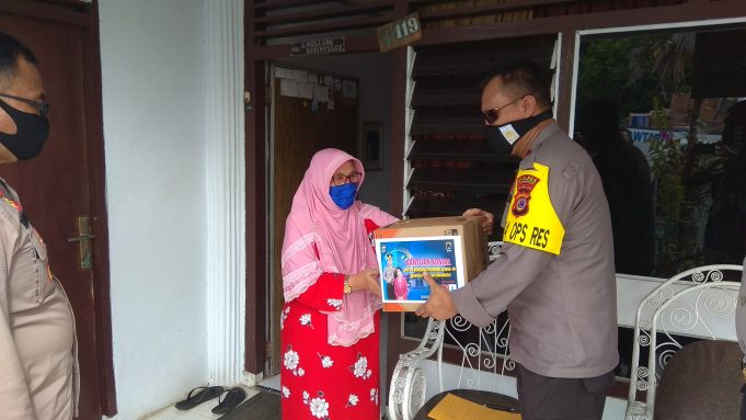 Imbas Covid-19, Polres Kotamobagu serahkan Sembako bagi Warakawuri Polri