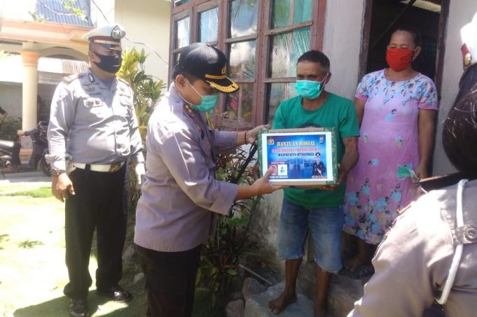 Ringankan Beban warga kurang mampu saat wabah Covid-19, Kapolres Kotamobagu bagikan Sembako