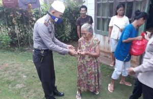 Mengaku sempat terharu, Kapolsek Passi tambah beri uang tunai warga kurang mampu saat Bagi-bagi takjil.