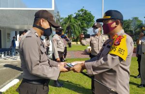 Kapolres Kotamobagu bagi-bagi masker untuk seluruh personelnya
