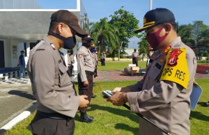 Wujud Kepedulian, Kapolres Kotamobagu beri sampul lebaran Personilnya.