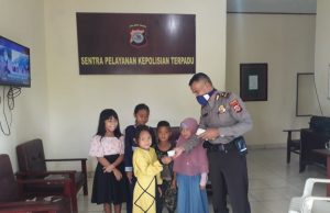 Meriahkan momen Idul Fitry Kapolsek Passi bagikan sampul lebaran kepada anak-anak kompleks.