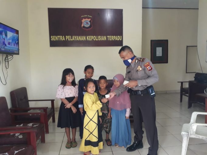 Meriahkan momen Idul Fitry Kapolsek Passi bagikan sampul lebaran kepada anak-anak kompleks.