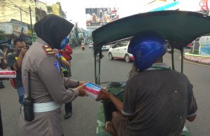 Sat Lantas Polres Kotamobagu bagi Takjil sekaligus himbau warga tidak Mudik