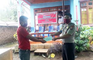 Dampingi pembagian BLT desa, Aipda Edwin Salu himbau warga Cegah Covid-19