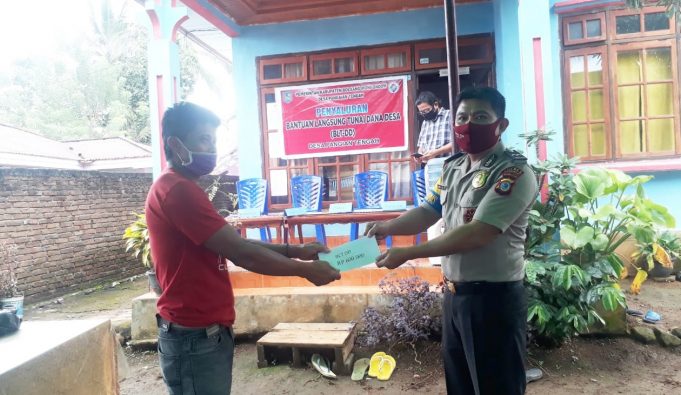Dampingi pembagian BLT desa, Aipda Edwin Salu himbau warga Cegah Covid-19