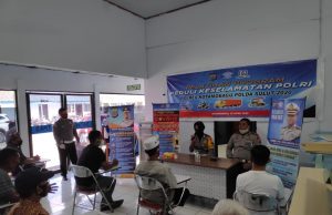 Sat Lantas salurkan BLT dalam bentuk ATM BRI sekaligus beri pelatihan cegah Covid-19.