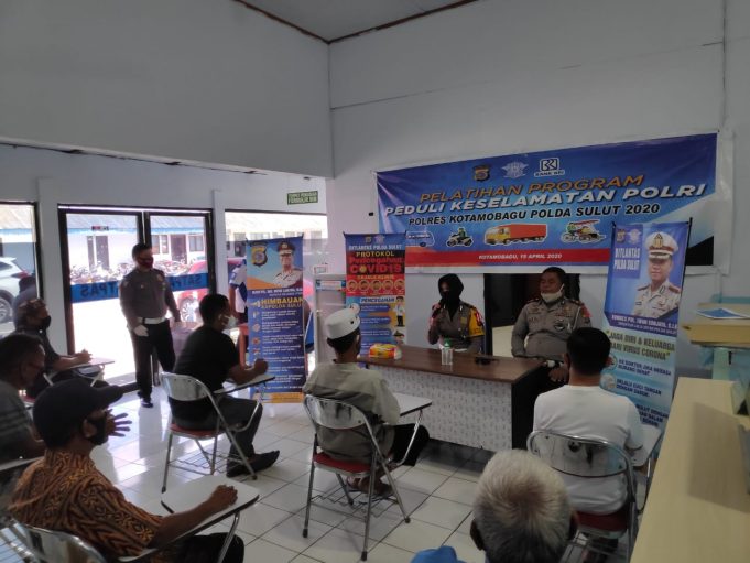 Sat Lantas salurkan BLT dalam bentuk ATM BRI sekaligus beri pelatihan cegah Covid-19.