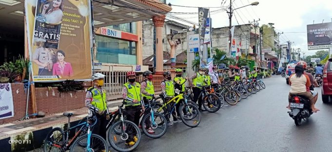 Sat Lantas sambut hari Bhayangkara ke-74 dengan Kampanyekan hidup sehat berupa patroli bersepeda.