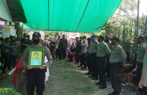 Penghormatan terakhir Bripka (Purn) Eduard Ruung dimakamkan sesuai Profesi Polri