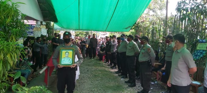 Penghormatan terakhir Bripka (Purn) Eduard Ruung dimakamkan sesuai Profesi Polri