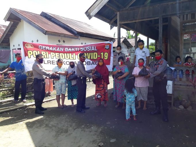 Kapolsek Passi cek pos perbatasan Minsel-Bolmong, serta turut bagikan Bantuan Sosial Polri.