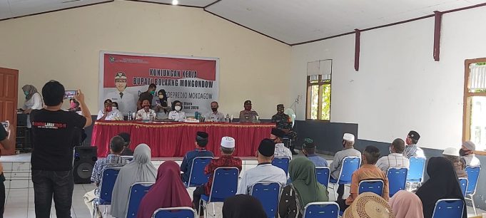 Kapolsek Lolayan bersama unsur Tripika sambut kunjungan Bupati Bolmong di Kecamatan Lolayan.
