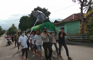 Tak Hanya Melayat, Bhabinkamtibmas Ini Juga Ikut Mengusung Jenazah ke Pemakaman