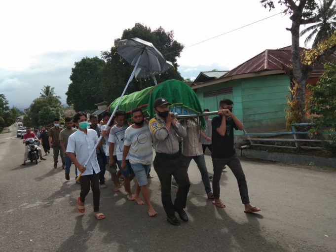 Tak Hanya Melayat, Bhabinkamtibmas Ini Juga Ikut Mengusung Jenazah ke Pemakaman