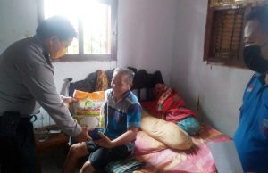 Empati Sesama, Kapolsubsektor serahkan langsung Bansos kepada warga kurang mampu