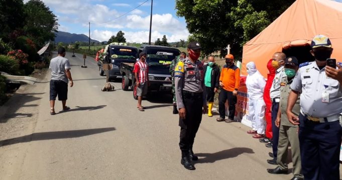 Cegah Covid-19, Polsek Passi bersama TNI dan Pemkab Bolmong awasi pintu masuk Mobuya & Insil