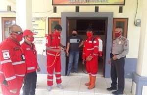 Cegah Covid-19 BPBD Bolmong laksanakan penyemprotan cairan desinfektan di Mako Polsek Passi.