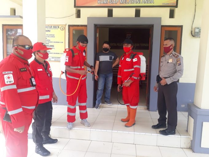 Cegah Covid-19 BPBD Bolmong laksanakan penyemprotan cairan desinfektan di Mako Polsek Passi.