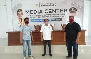 Pastikan aman personil Polres Kotamobagu kawal Press Realese Gugus Tugas Percepatan Penanganan Covid-19.