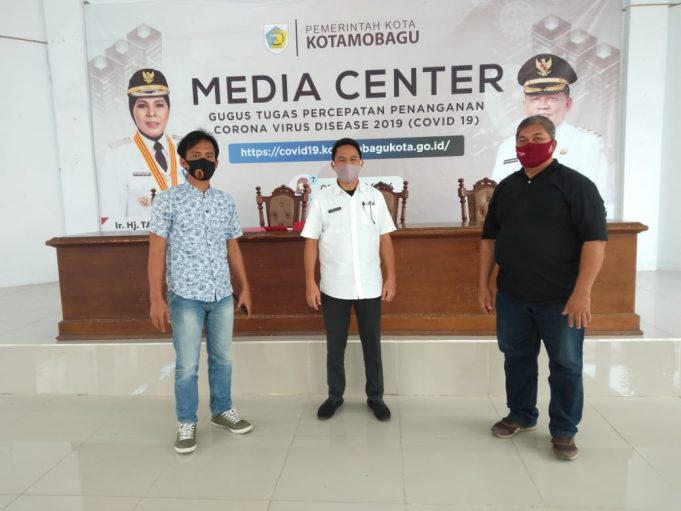 Pastikan aman personil Polres Kotamobagu kawal Press Realese Gugus Tugas Percepatan Penanganan Covid-19.