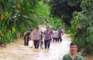 Personel Polres Kotamobagu Gabungan Polda Sulut dan Brimob Bantu Evakuasi Warga Korban Banjir