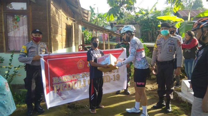 Gowes 3 Days Trip Polda Sulut, Kapolda sempatkan beri Bantuan Sosial di Desa Moyag
