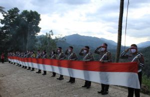 Kobarkan semangat nasionalisme, Sat Lantas Polres Kotamobagu bentangkan merah putih sepanjang 10 meter di puncak bukit Passi.