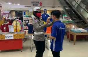 Jelang HUT RI Ke-75, Sat Lantas Polres Kotamobagu kembali melakukan kegiatan bagi-bagi masker gratis