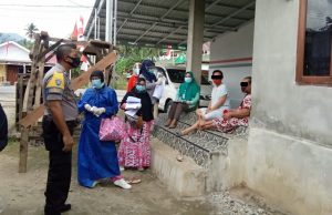 Polsek Lolayan bersama Puskesmas Tanoyan sambangi warga Bakan yang lakukan Isolasi Mandiri
