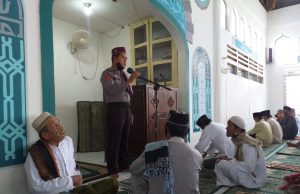 Sholat berjamaah, Kapolsek Passi himbau taati prokes 3M serta bagikan masker kepada jemaah.