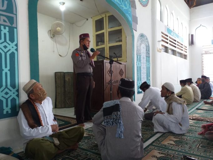 Sholat berjamaah, Kapolsek Passi himbau taati prokes 3M serta bagikan masker kepada jemaah.