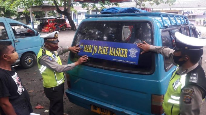 Satlantas Polres Kotamobagu menggelar pemasangan Stiker “Marijo Pake Masker” secara Gratis