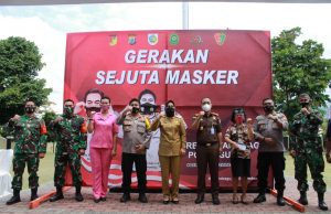Dukung Gerakan sejuta masker, Polres Kotamobagu bagikan ribuan masker.