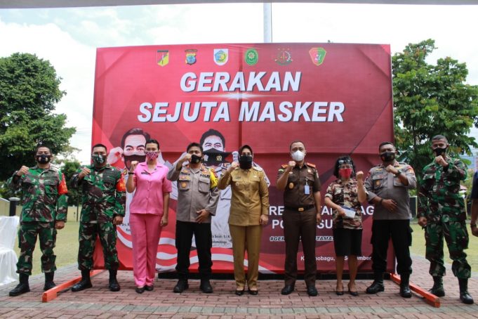 Dukung Gerakan sejuta masker, Polres Kotamobagu bagikan ribuan masker.
