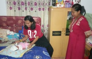 Sempat “ngelonin” sang bayi, Ibu Ketua Bhayangkari jenguk anggota Polwan yang baru bersalin.