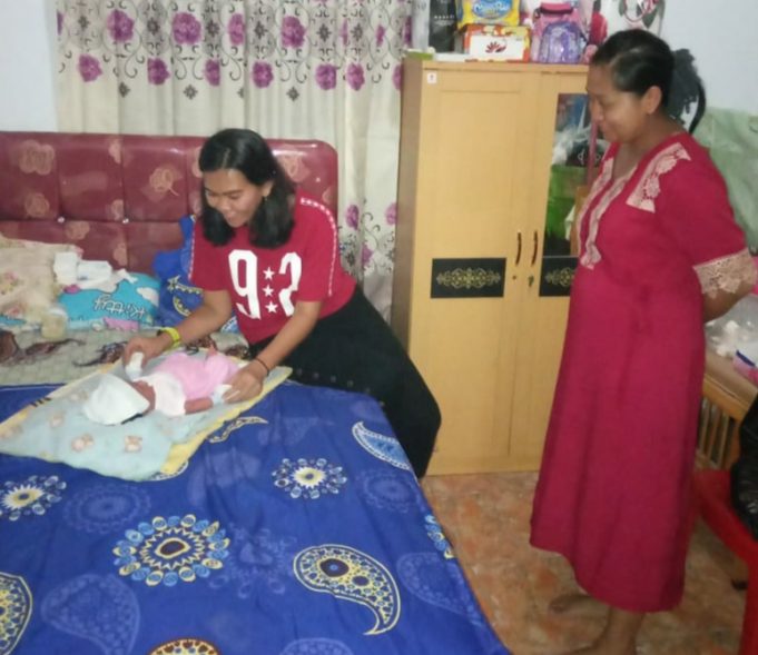 Sempat “ngelonin” sang bayi, Ibu Ketua Bhayangkari jenguk anggota Polwan yang baru bersalin.