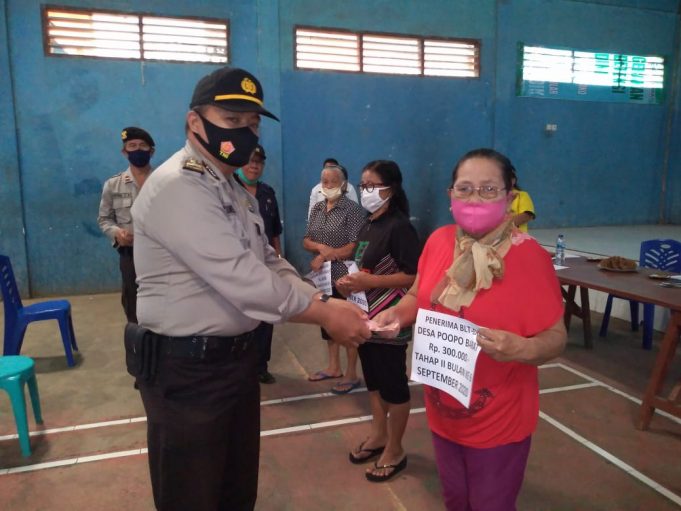 Bersama Camat, Kapolsubsektor Passi Timur Ipda A. Korengkeng hadiri penyaluran BLT