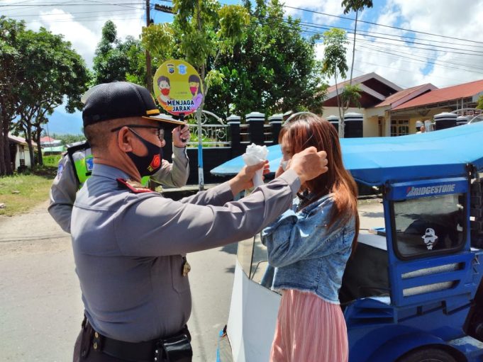 Peduli kesehatan masyarakat, Polres Kotamobagu bagi-bagi Masker